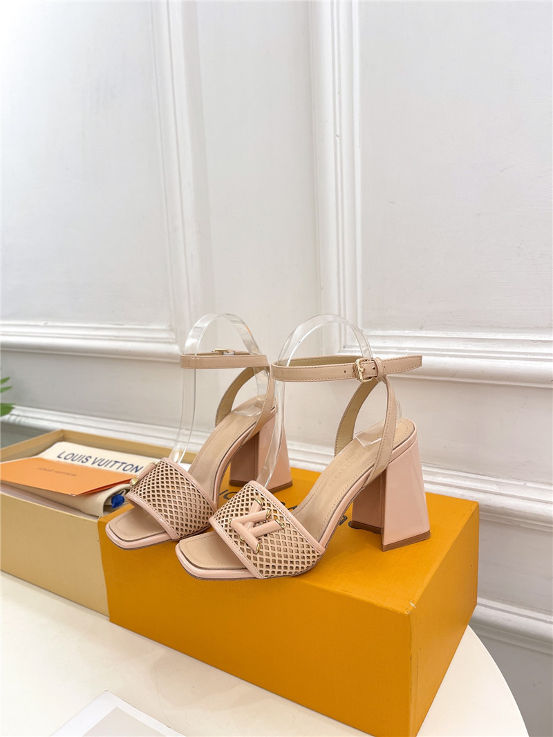 l0vis Vvtt0n shake sandal in beige patent calfskin