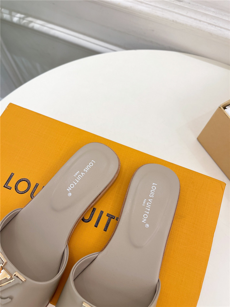 l0vis Vvtt0n lv capri flat mule pebble