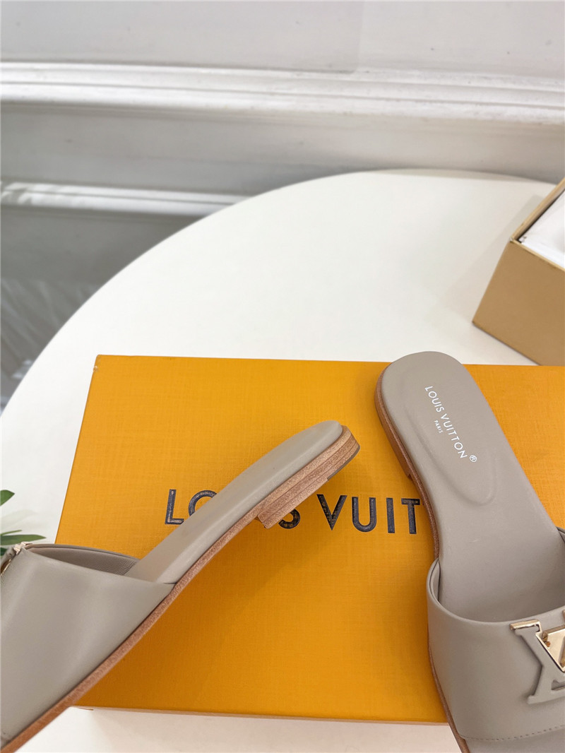 l0vis Vvtt0n lv capri flat mule pebble