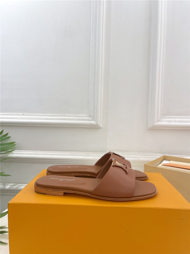 l0vis Vvtt0n lv capri flat mule camel