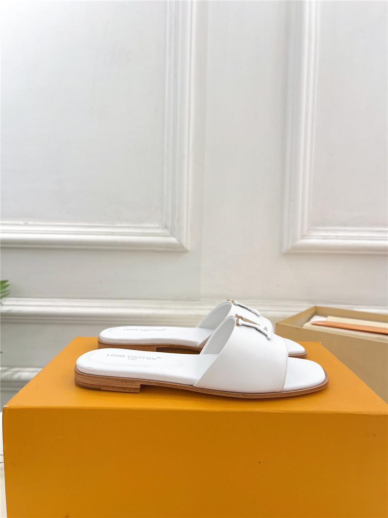 l0vis Vvtt0n lv capri flat mule white