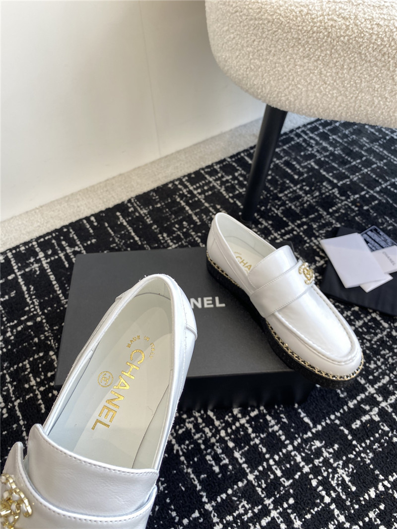 Ch**el chain trim moccasins in white calfskin