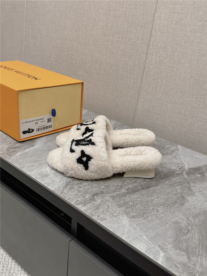 l0vis Vvtt0n paseo shearling comfort mule in white