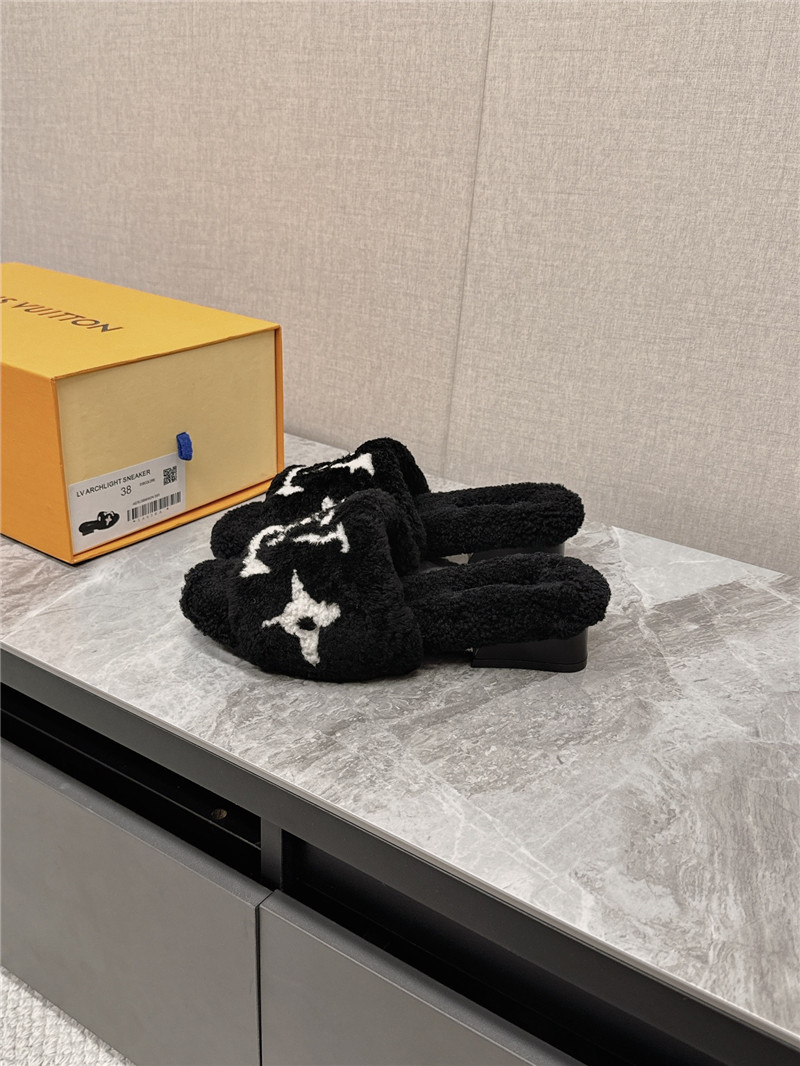 l0vis Vvtt0n paseo shearling comfort mule in black