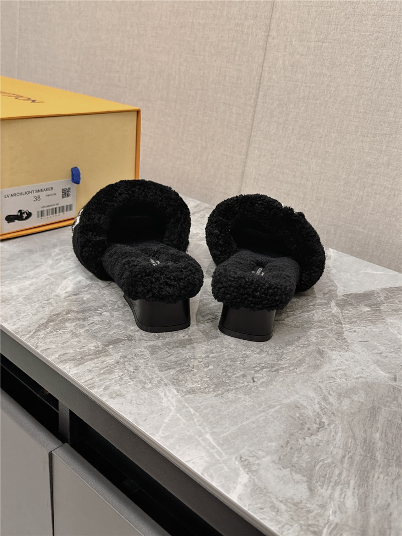 l0vis Vvtt0n paseo shearling comfort mule in black