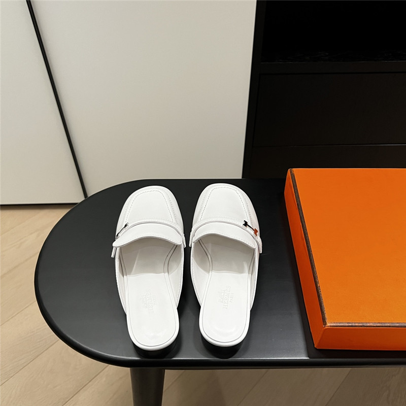 H**me5 buckle groupie mules white goatskin