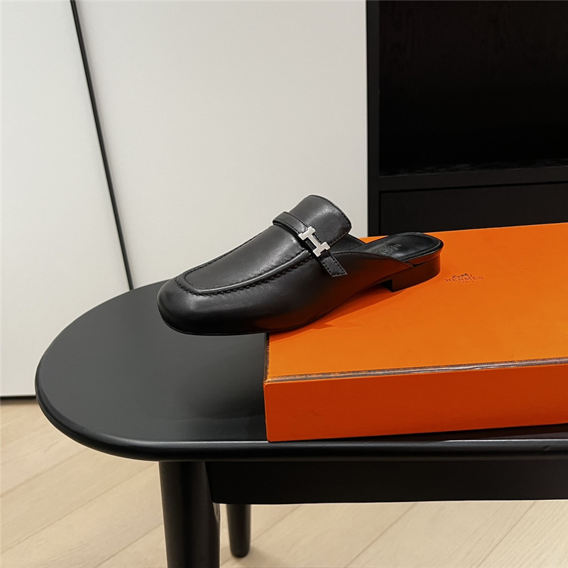 H**me5 buckle groupie mules black goatskin