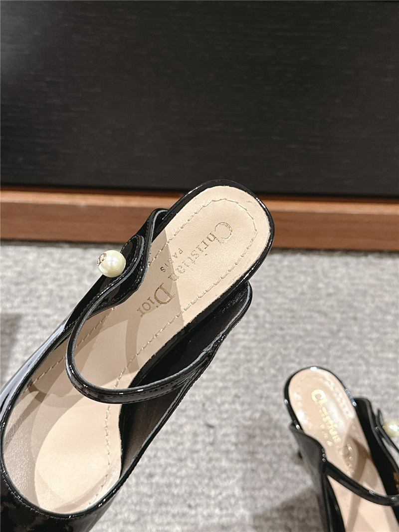 D10r capture heeled mules black patent