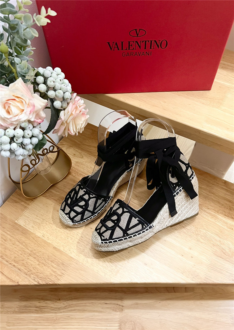 Va1e*ntin0 toile iconographe wedge sandal natural and black