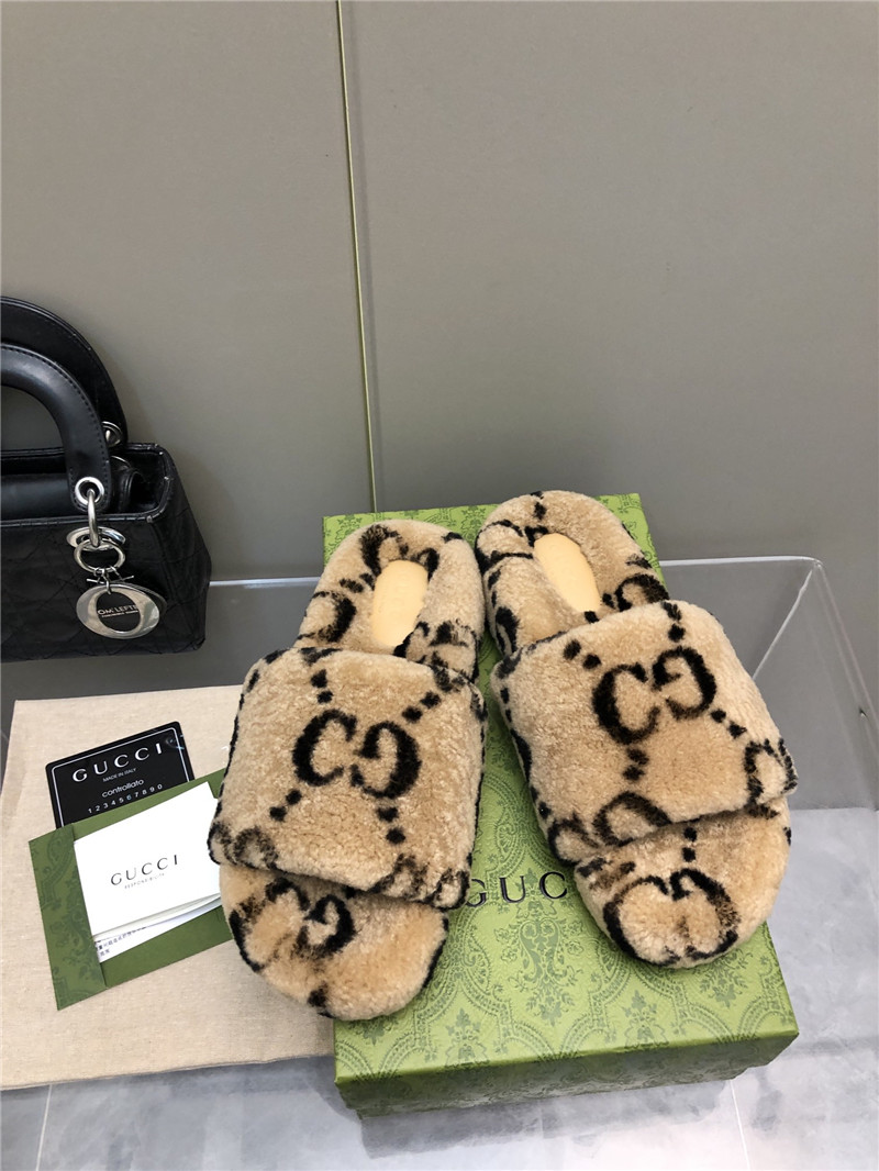 Gvc*1 monogram motif shearling slides beige