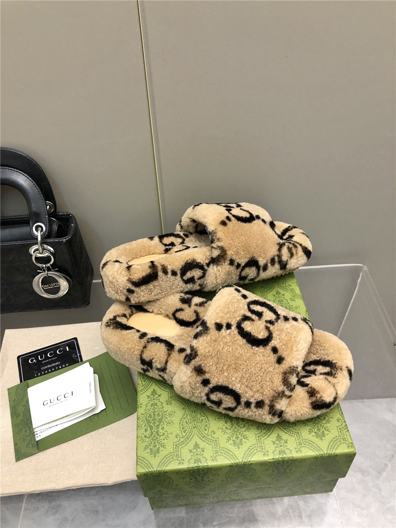 Gvc*1 monogram motif shearling slides beige