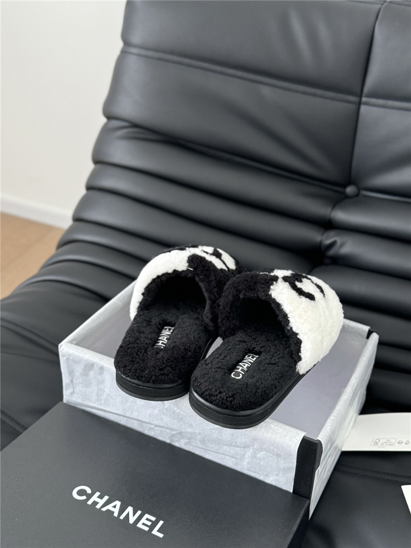 Ch**el shearling home slides in black