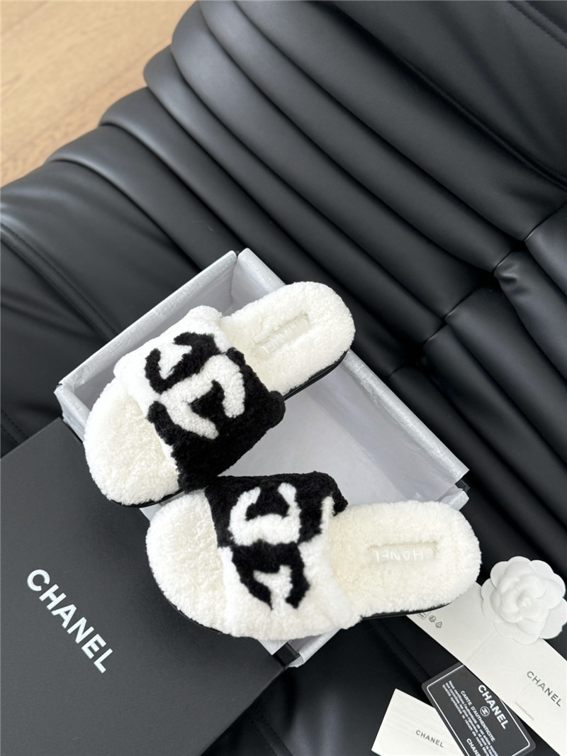 Ch**el shearling home slides white
