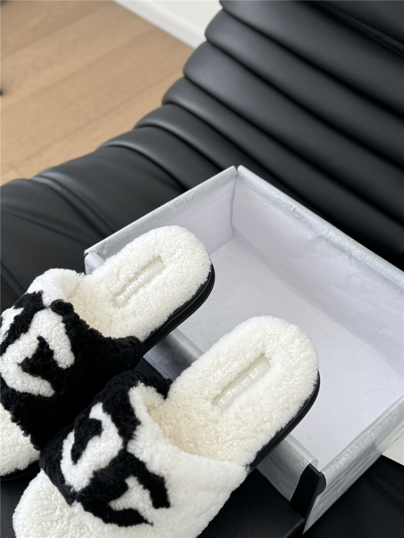 Ch**el shearling home slides white