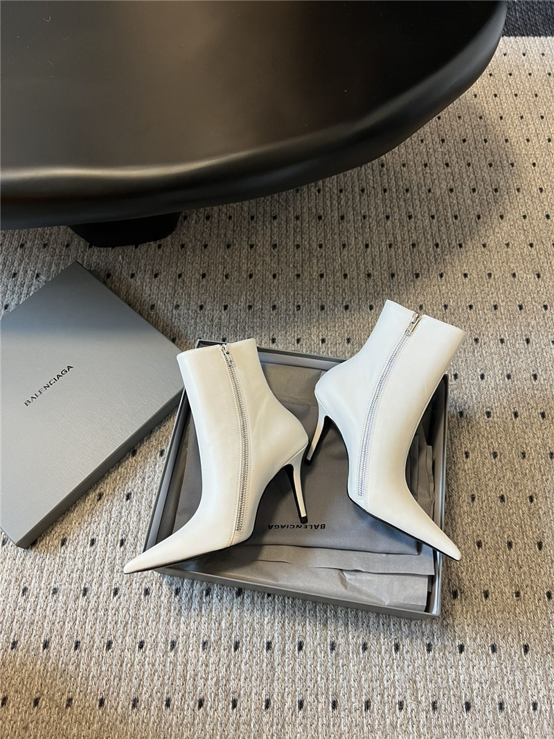 Ba1en*iaga witch heeled ankle boots in white