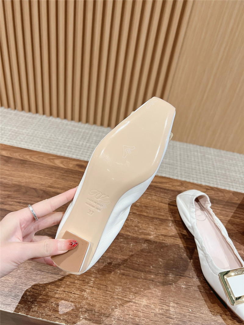 Roger Vivier Belle Vivier Ballerinas in Off-White Leather