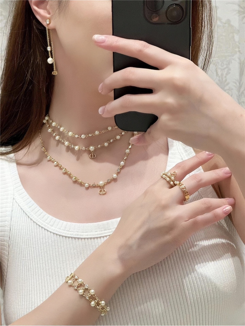 D10r pearl crystal cd necklace