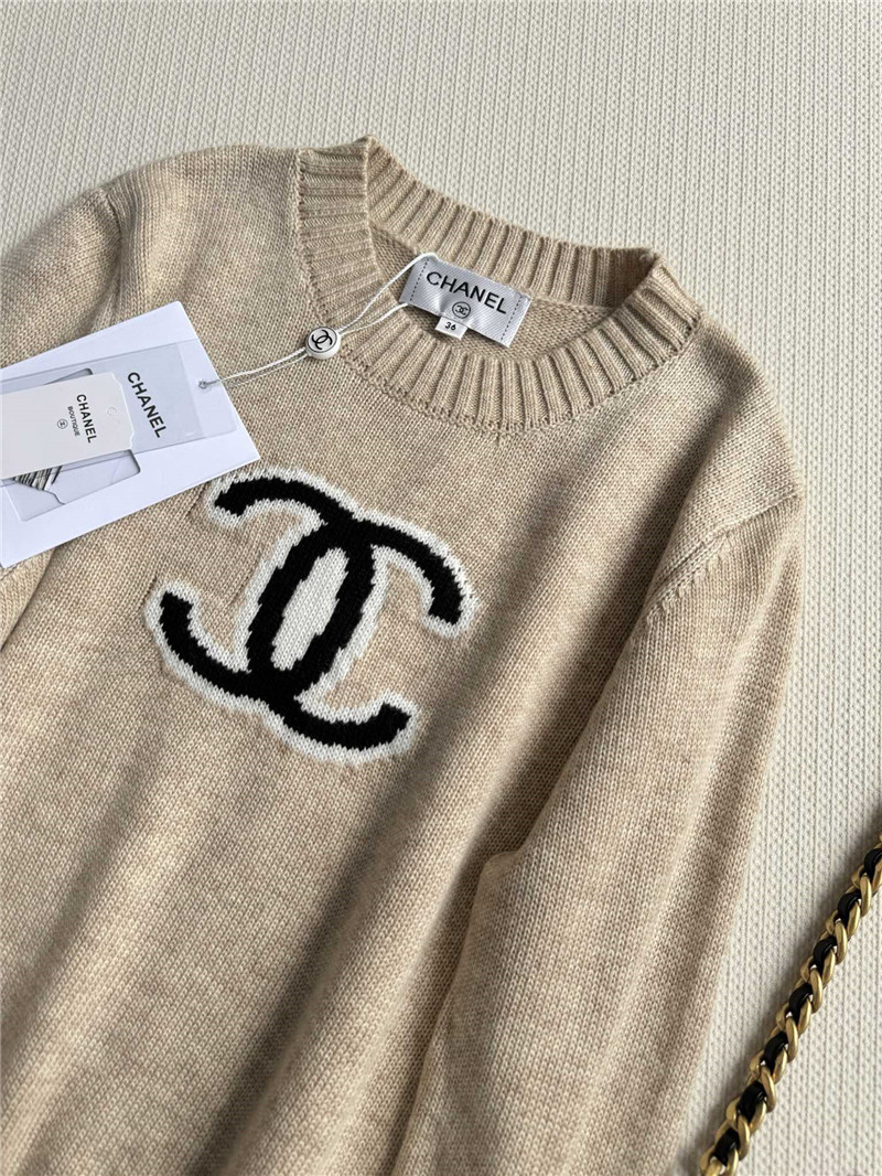 Ch**el black and white logo pullover