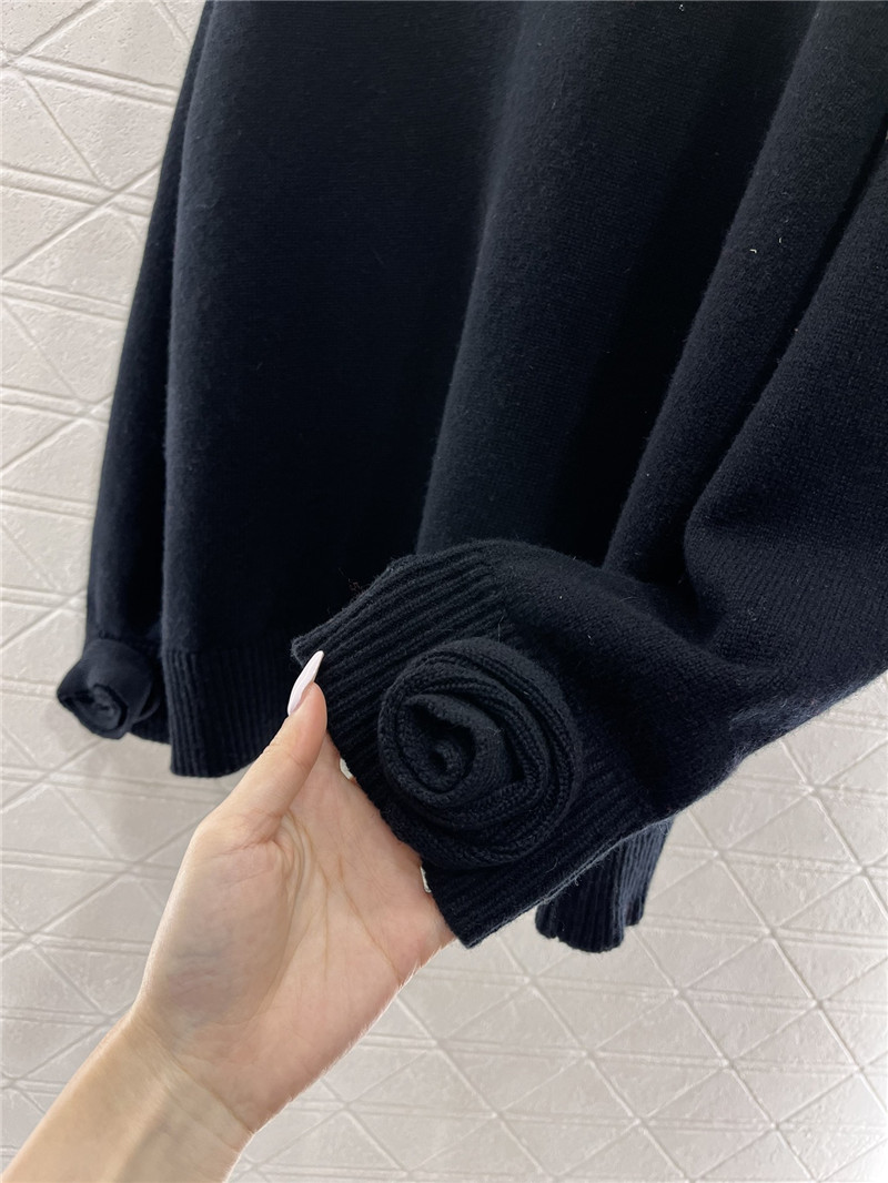 Va1e*ntin0 rose-appliqué cuffs knit sweater black
