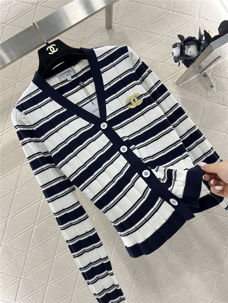 Ch**el brooch stripe v-neck cardigan black/white