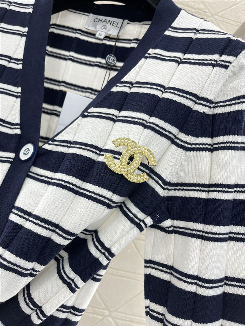 Ch**el brooch stripe v-neck cardigan black/white