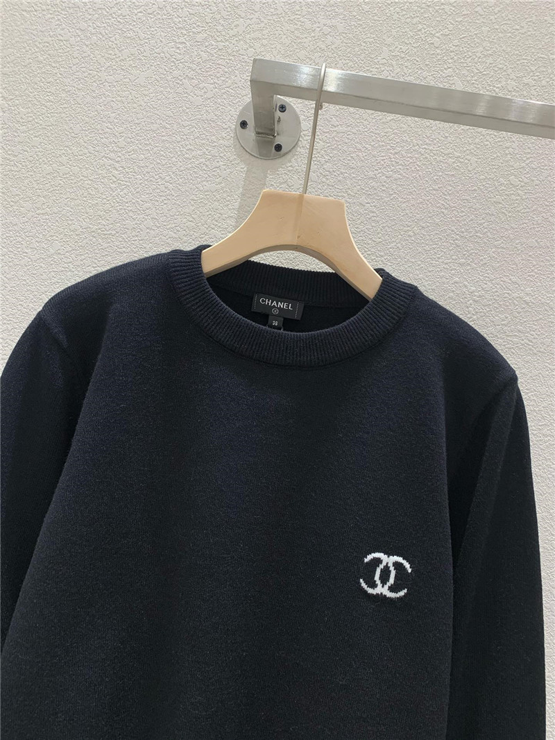 Ch**el logo-intarsia crewneck sweater in black