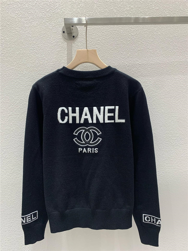Ch**el logo-intarsia crewneck sweater in black