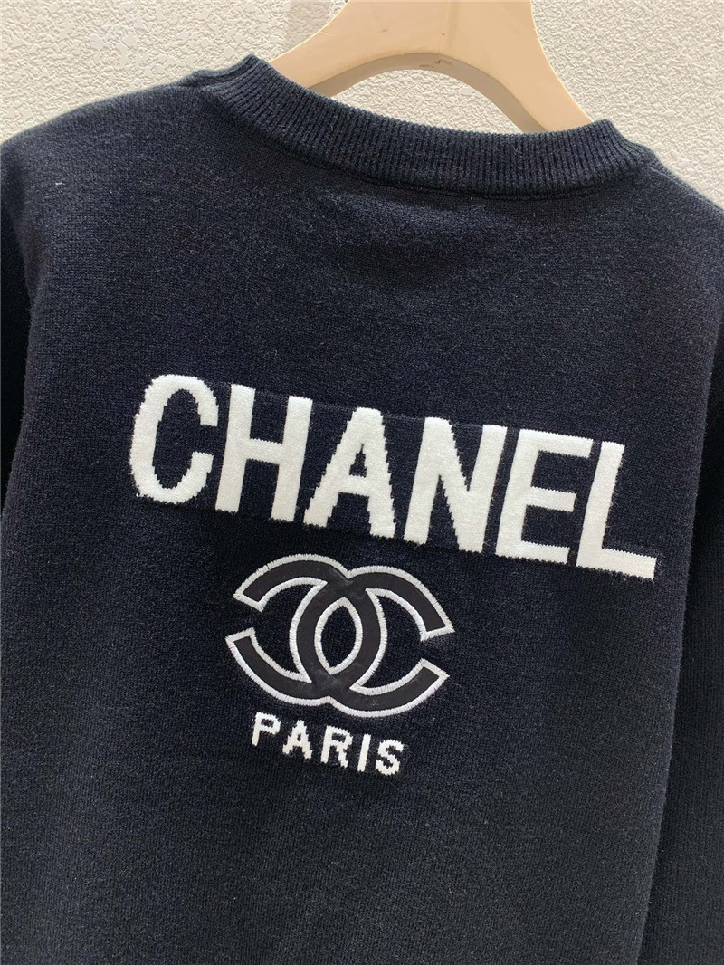 Ch**el logo-intarsia crewneck sweater in black