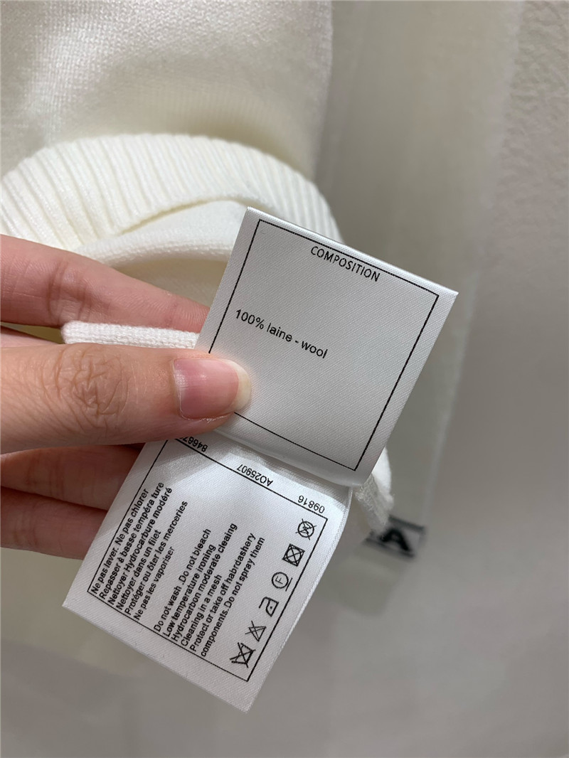 Ch**el logo-intarsia crewneck sweater white