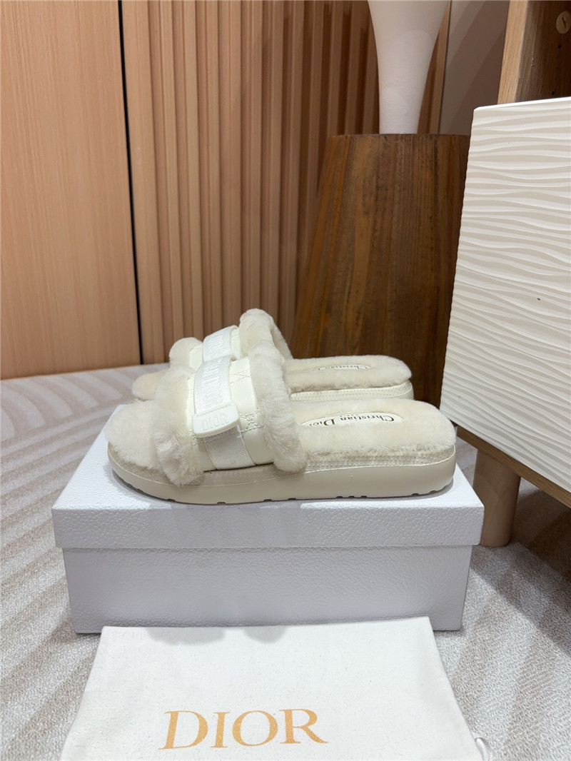 D10r evolution slides in white quilted leather & fur