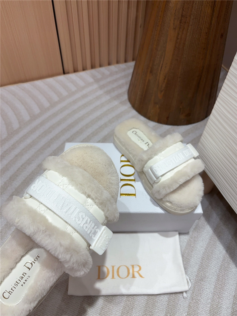 D10r evolution slides in white quilted leather & fur