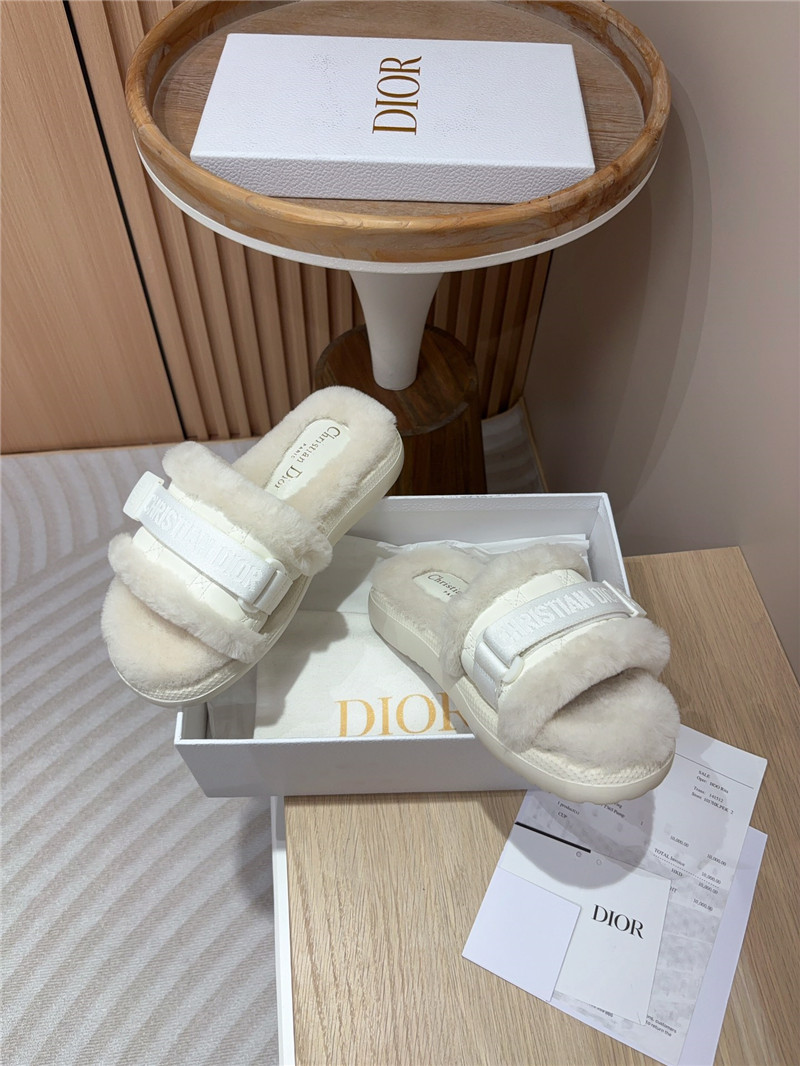 D10r evolution slides in white quilted leather & fur