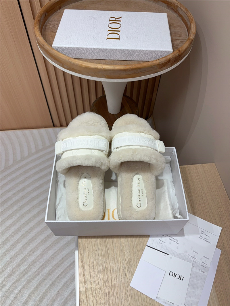 D10r evolution slides in white quilted leather & fur