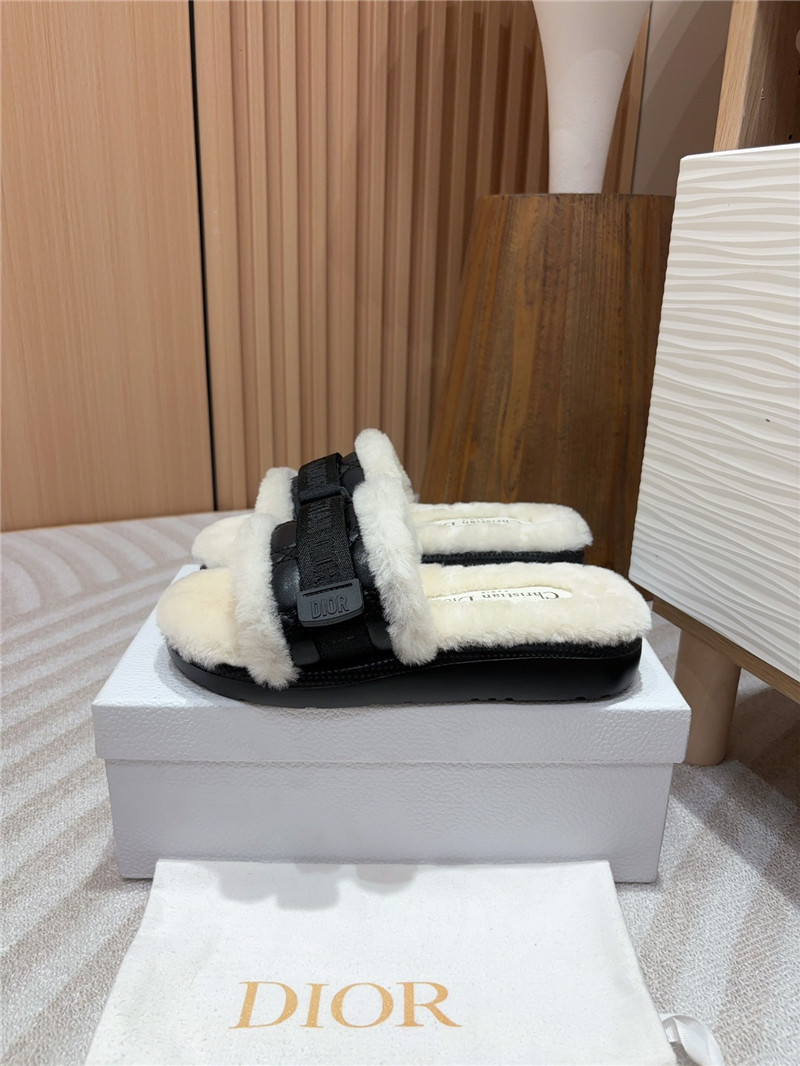 D10r evolution slides in black quilted leather & fur