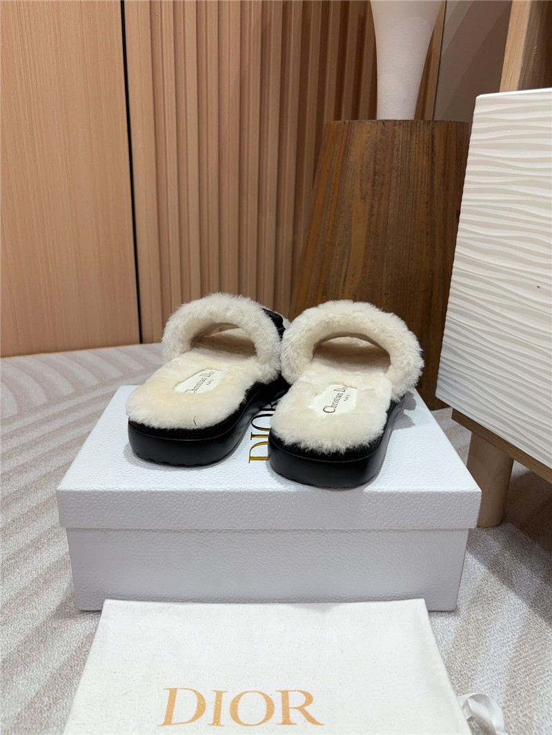 D10r evolution slides in black quilted leather & fur