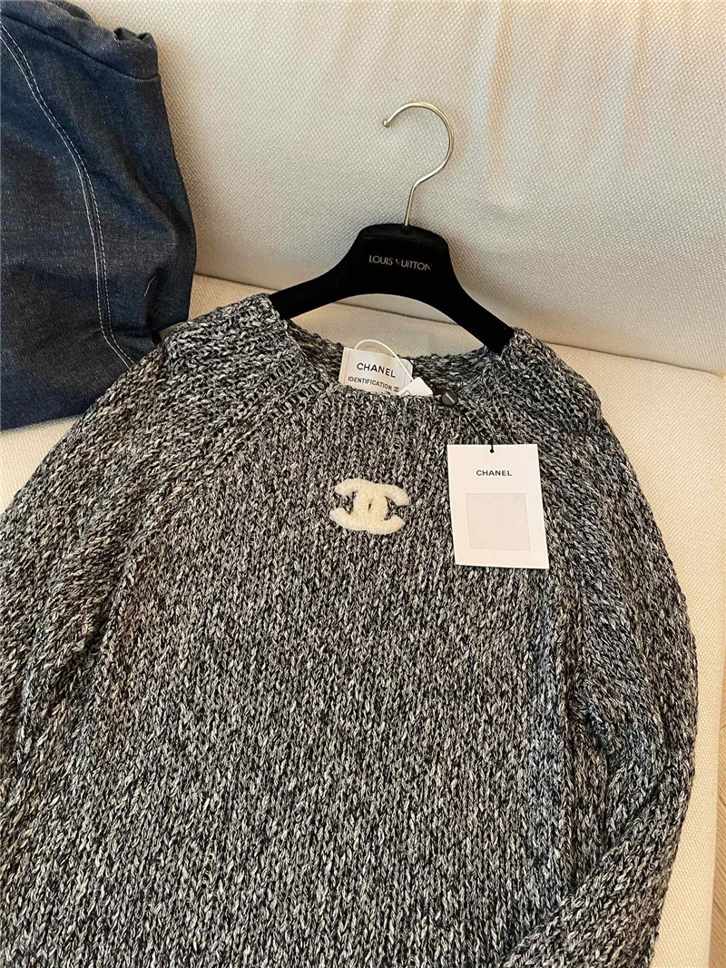 Ch**el logo applique rib-knit sweater in ash-grey