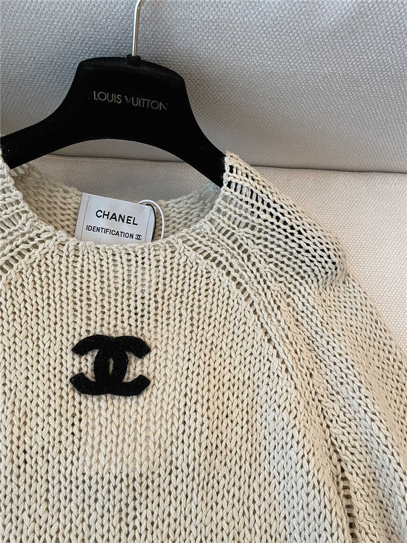 Ch**el logo applique rib-knit sweater in off-white