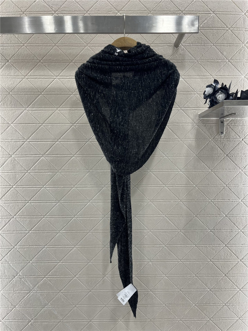 D10r wool knitted shawl