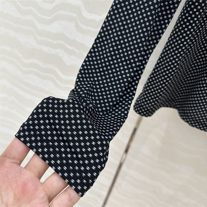 Ch**el logo bottoming top