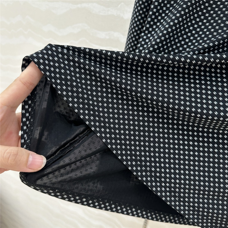 Ch**el logo bottoming top