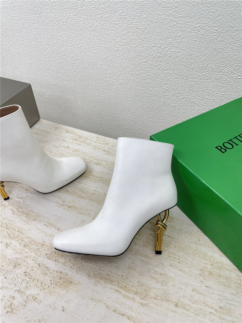b0tt*ga Ven*ta off-white sculpted heel ankle boots
