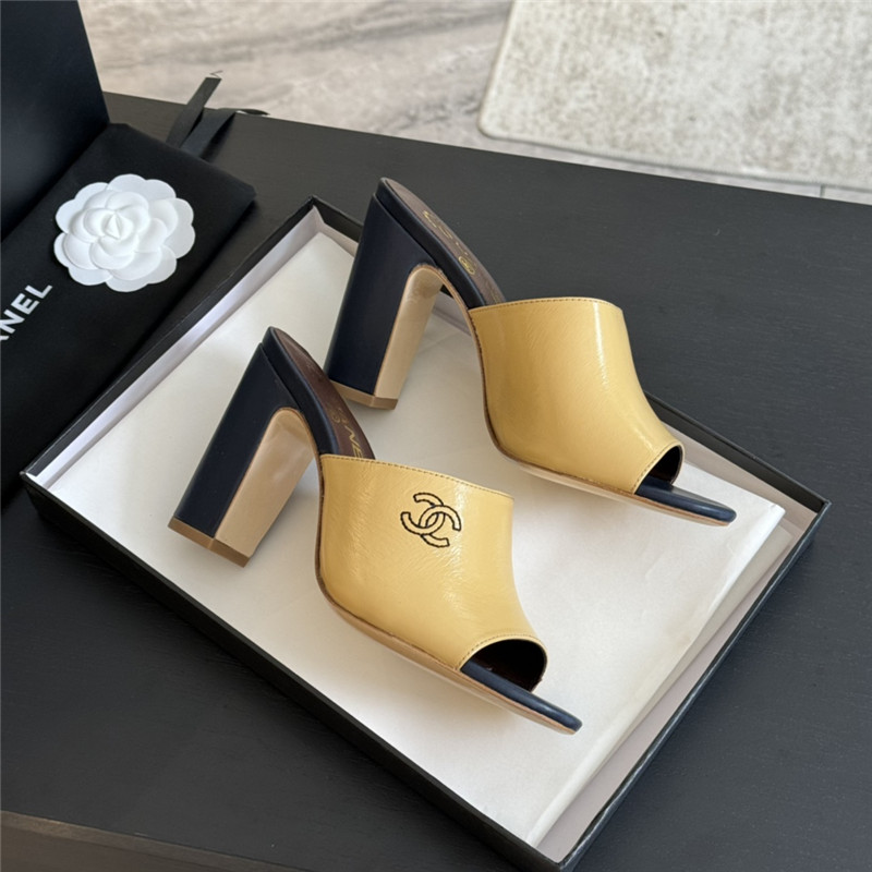 Ch**el beige pattern chunky heel mule sandals