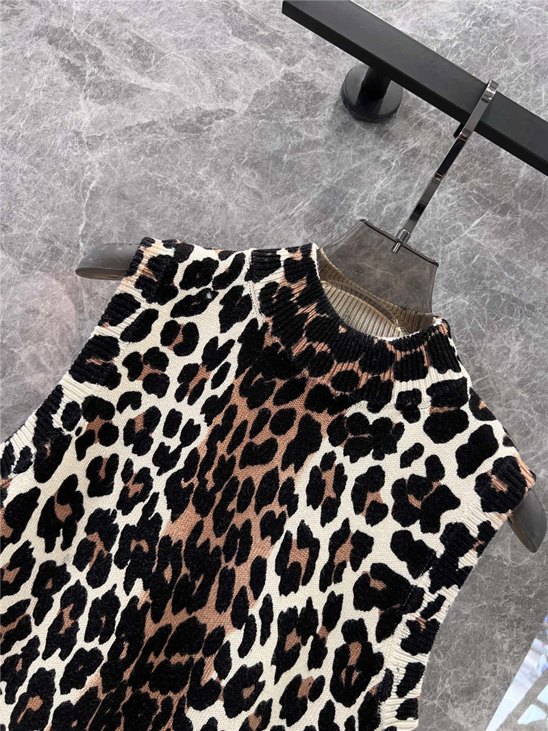 Ce1i*e turtleneck leopard sweater vest