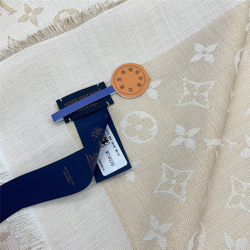 l0vis Vvtt0n lv gold and silver silk shawl