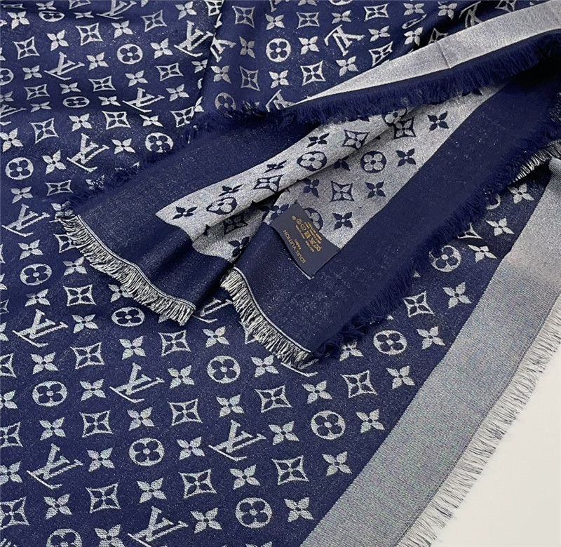 l0vis Vvtt0n lv gold and silver silk shawl