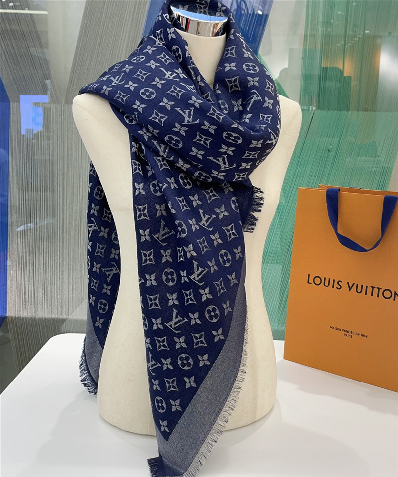 l0vis Vvtt0n lv gold and silver silk shawl