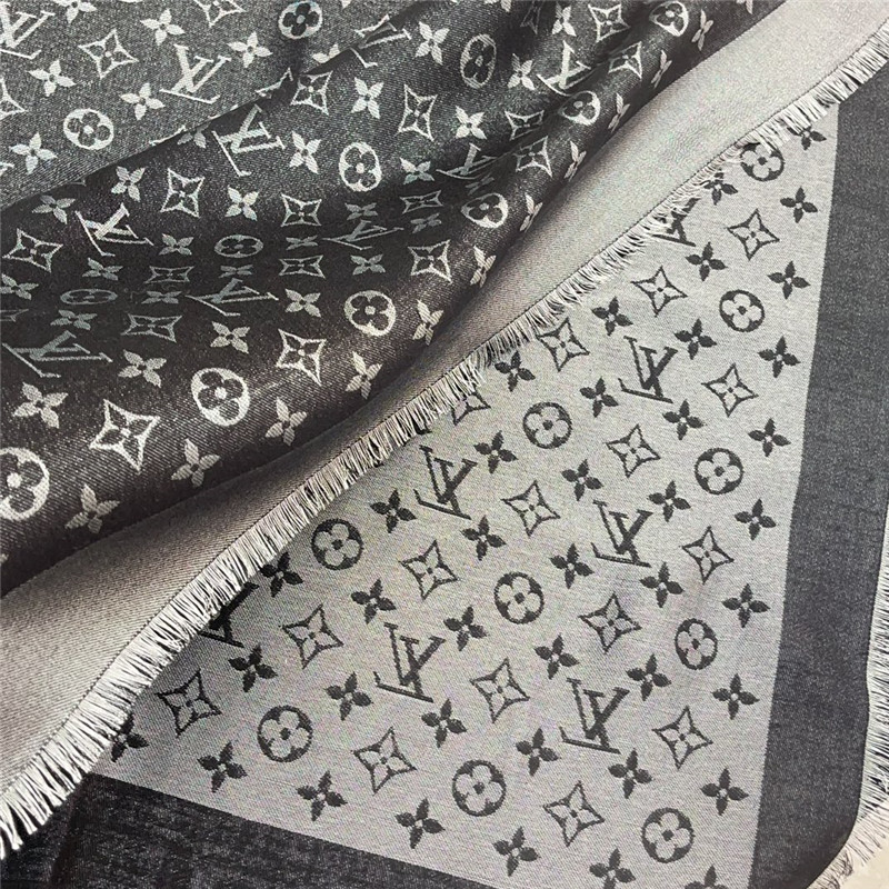 l0vis Vvtt0n lv gold and silver silk shawl