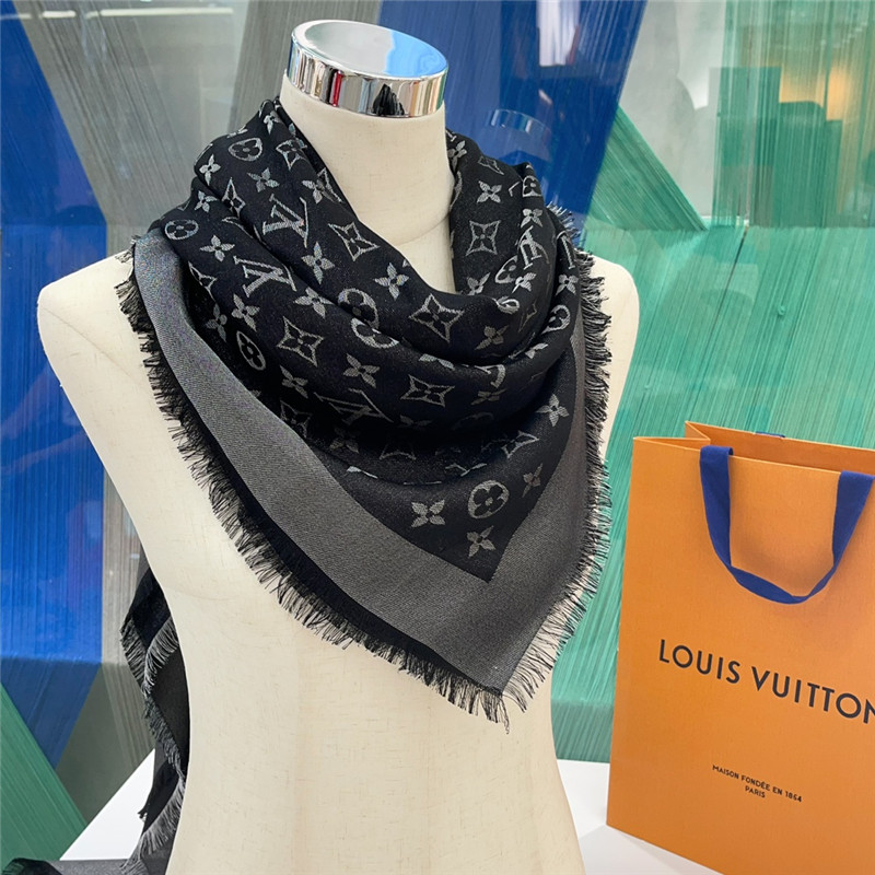 l0vis Vvtt0n lv gold and silver silk shawl