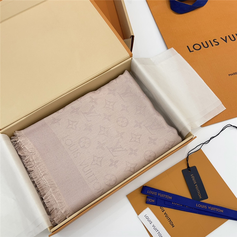 l0vis Vvtt0n lv gold and silver silk shawl