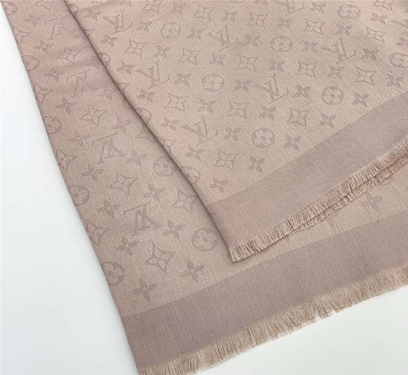 l0vis Vvtt0n lv gold and silver silk shawl